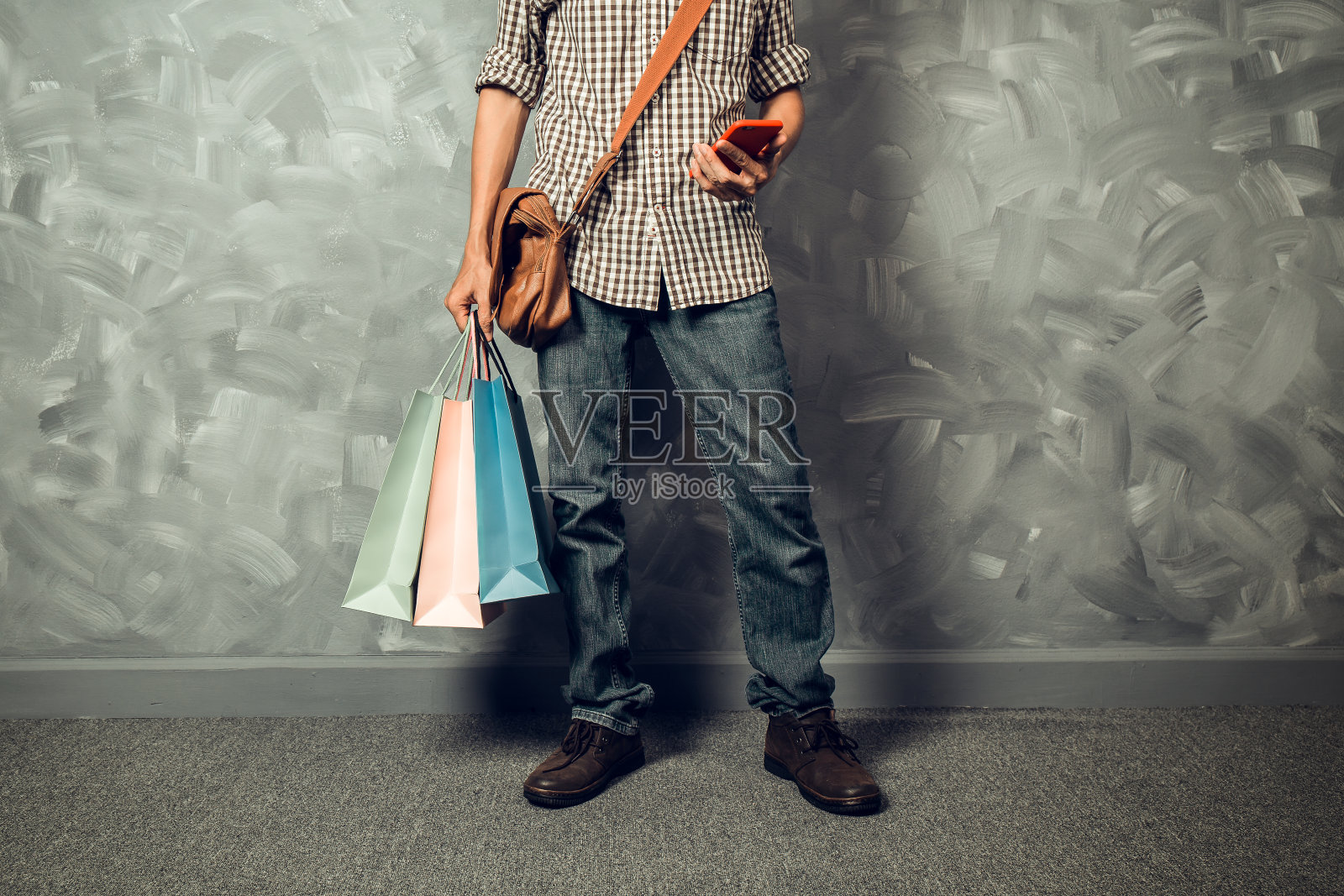 年轻的亚洲男子拿着购物袋照片摄影图片