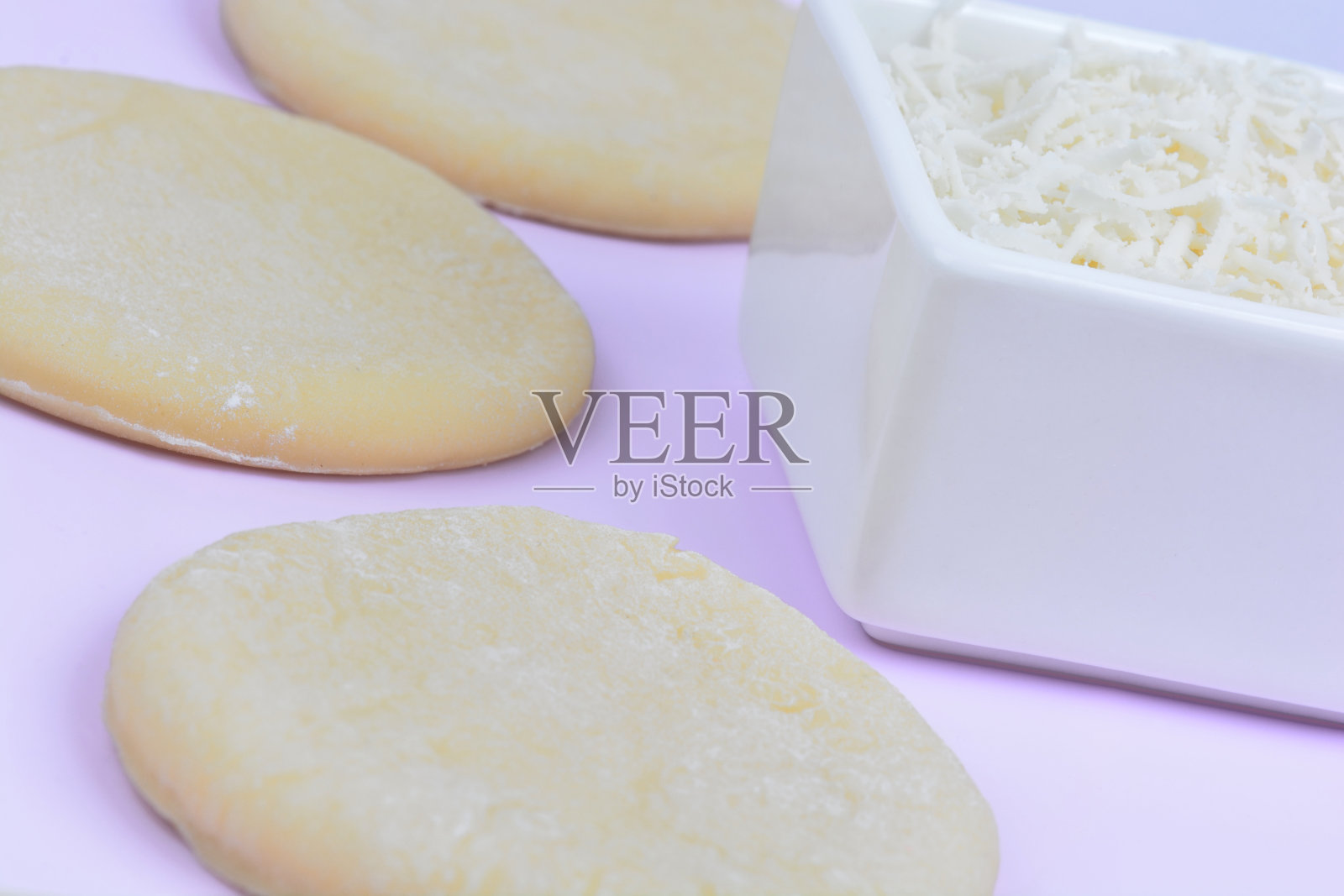 陶瓷碗，桌上有奶酪和面团照片摄影图片