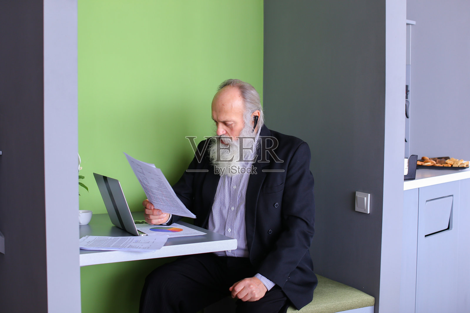 老年男性银行家或货币代理人解决重要的工作问题照片摄影图片