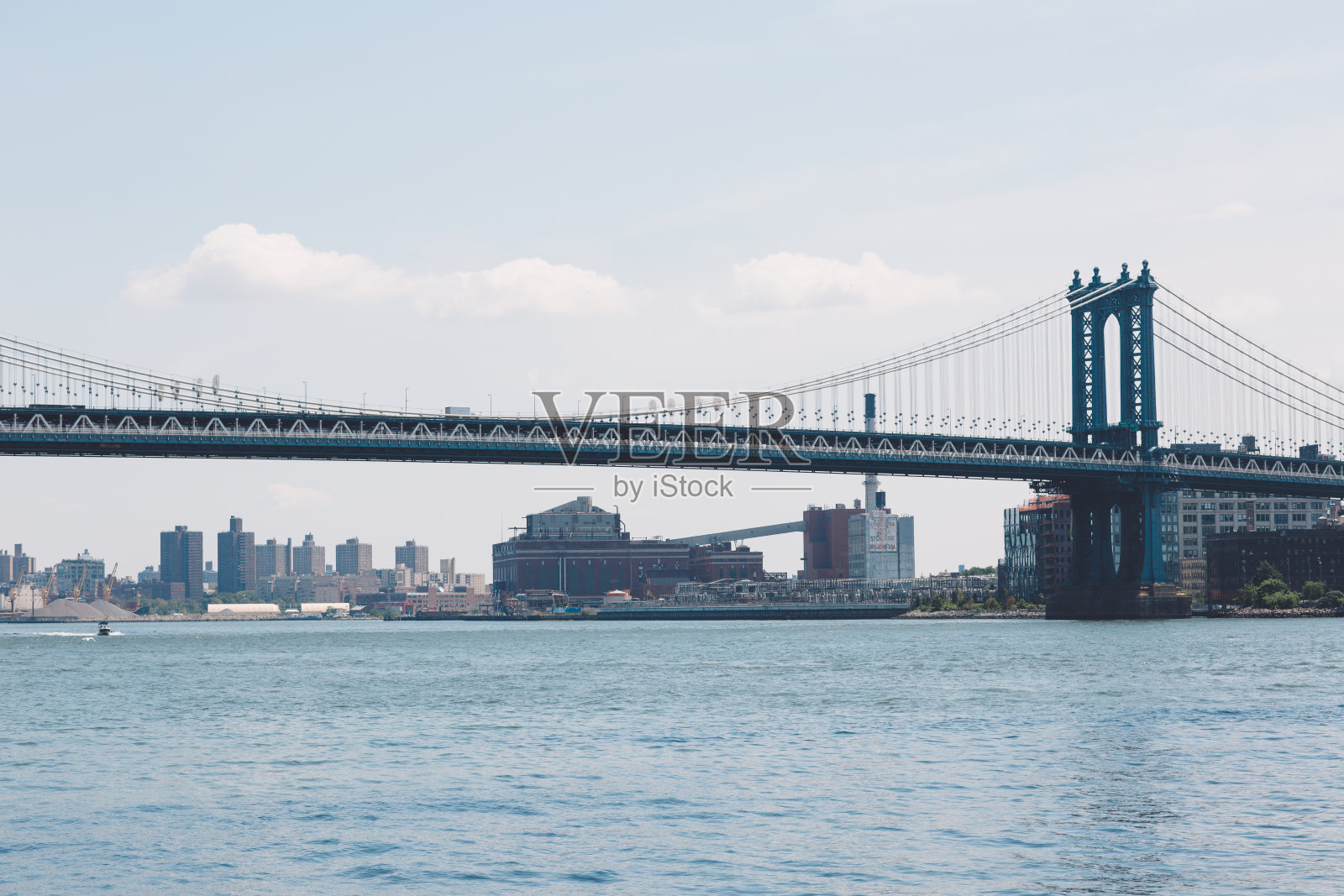 以城市为背景的悬索桥照片摄影图片