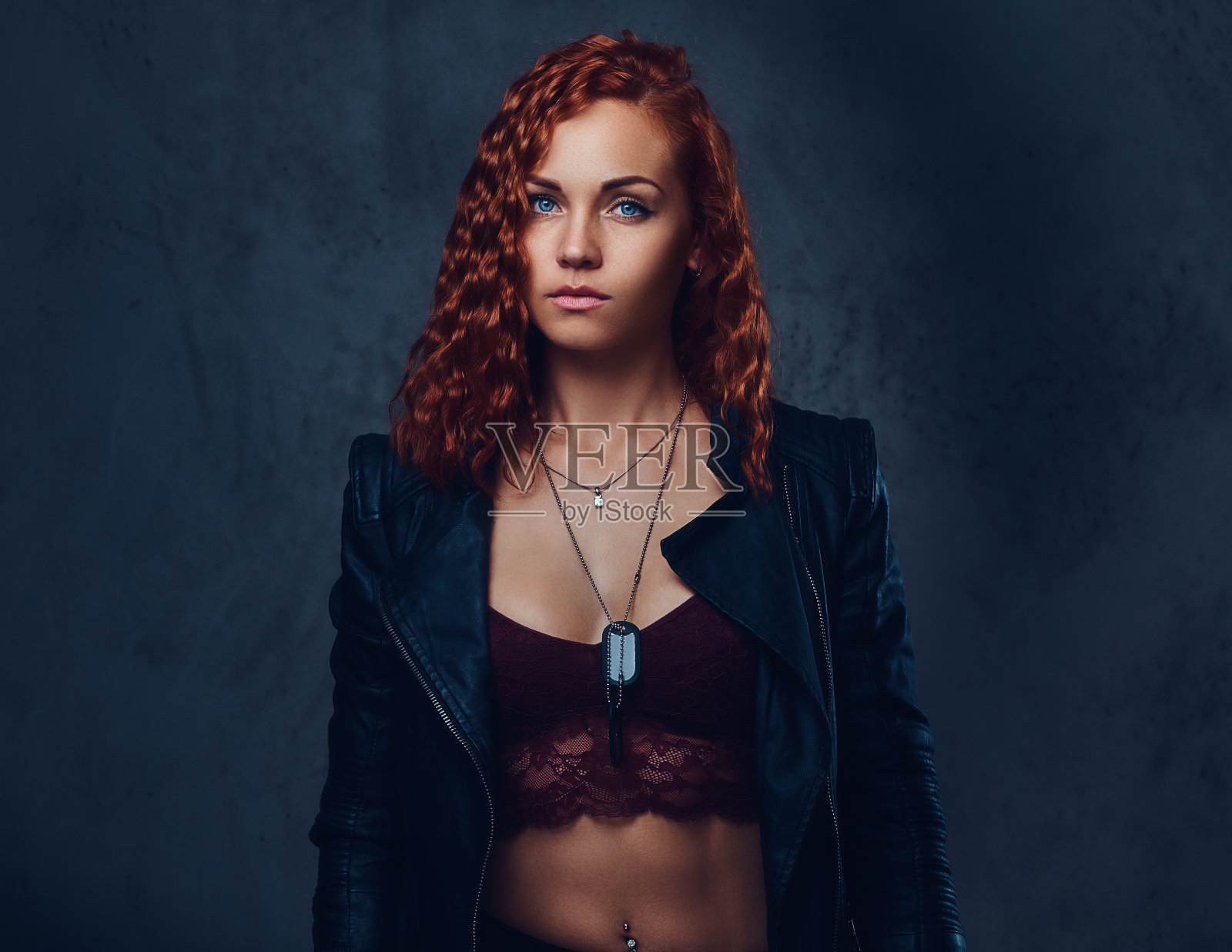 红发女主管，穿着优雅的西装。照片摄影图片