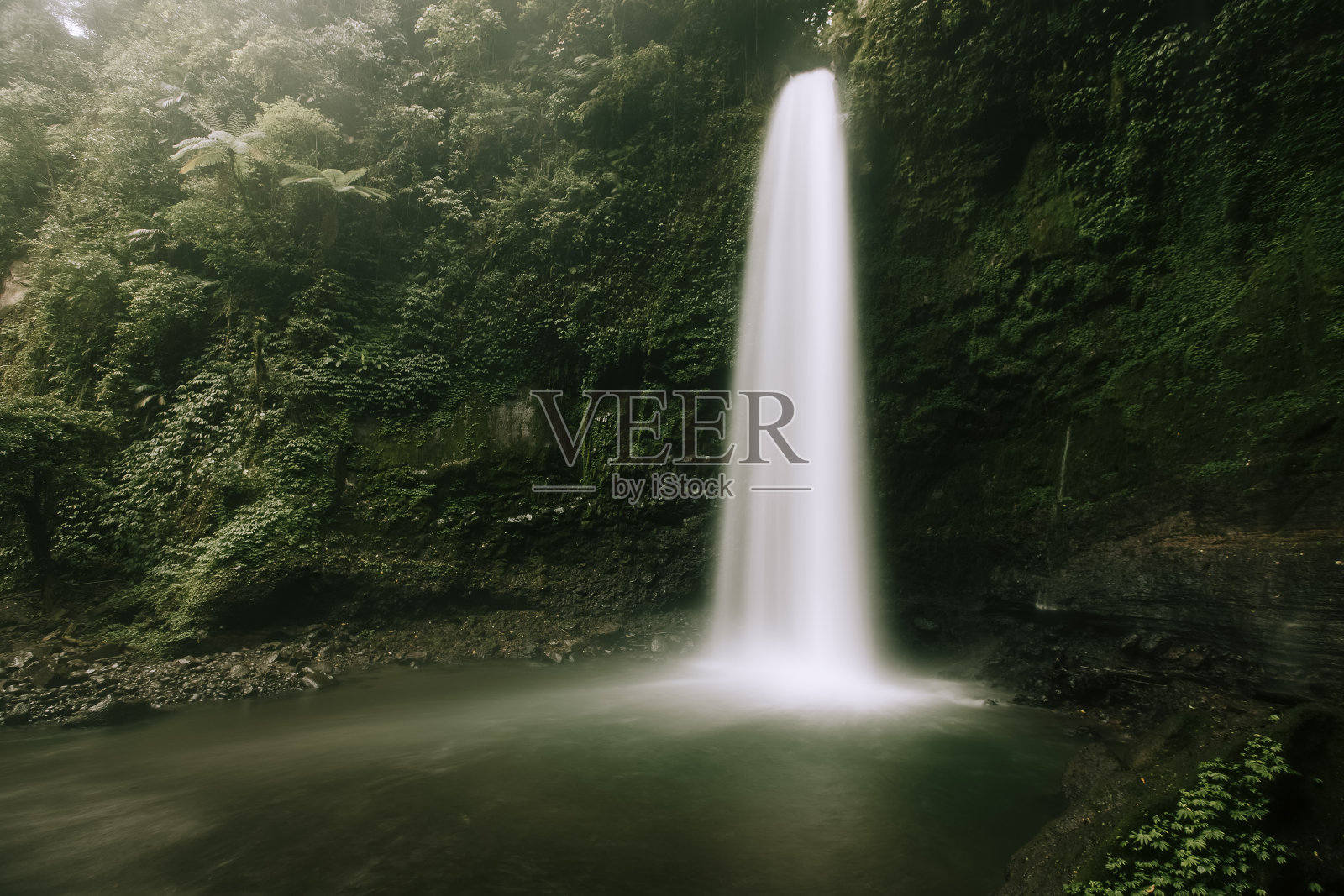 美丽的大瀑布在绿色的森林。自然环境背景照片摄影图片