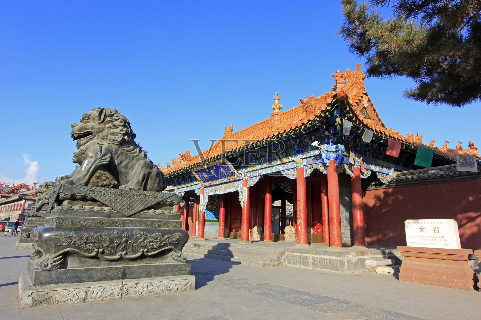 一座寺庙里的铜狮子雕塑，特写照片照片摄影图片