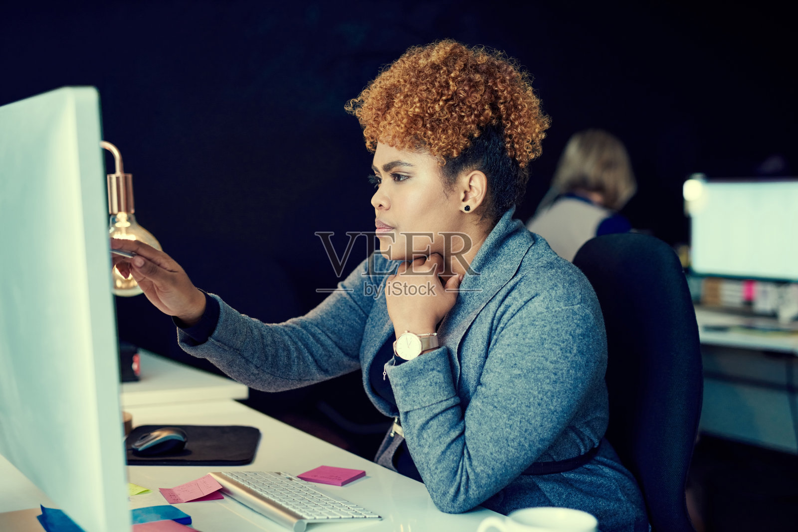 让它成为一个富有成效的夜晚照片摄影图片