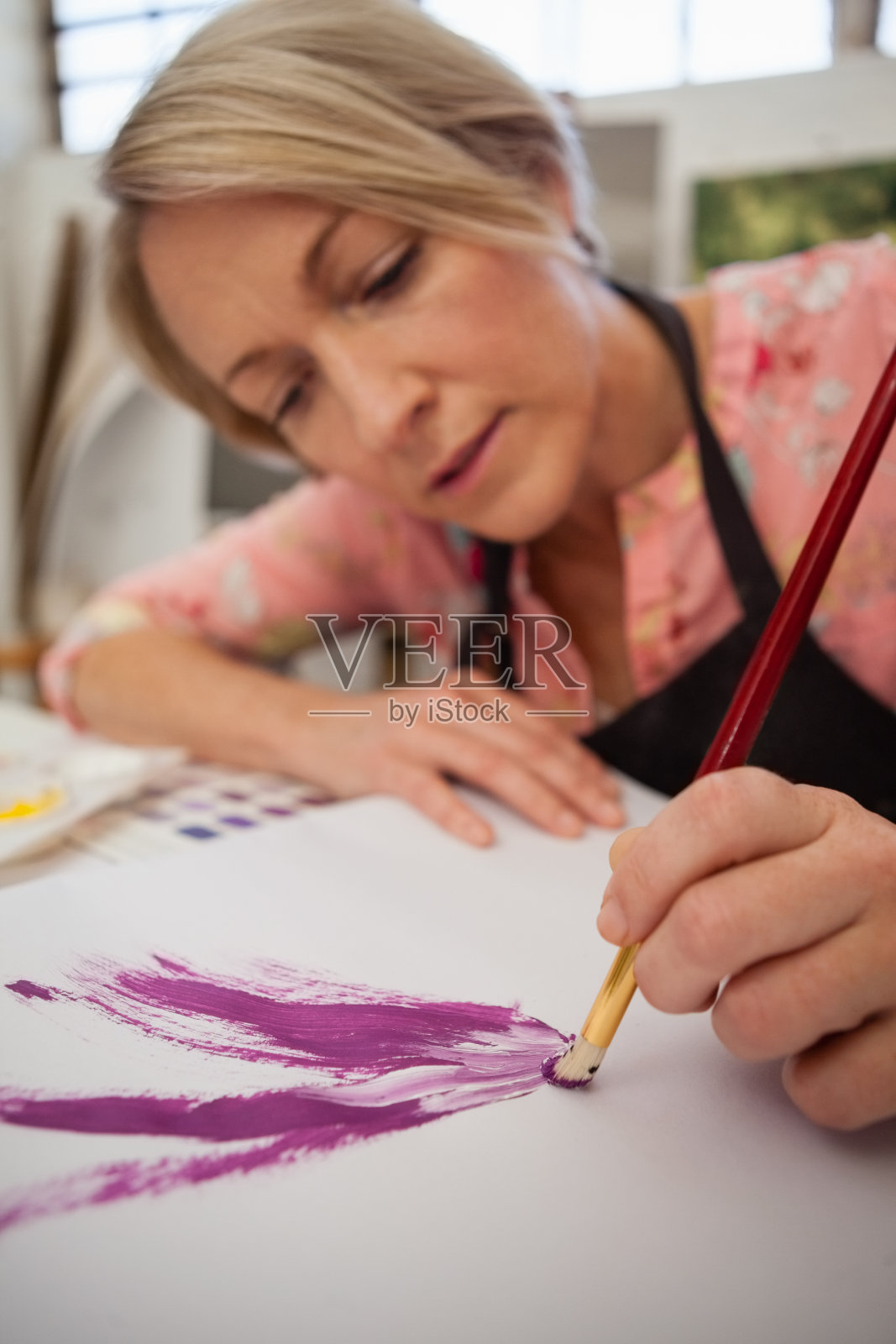 在画册上画的女人照片摄影图片