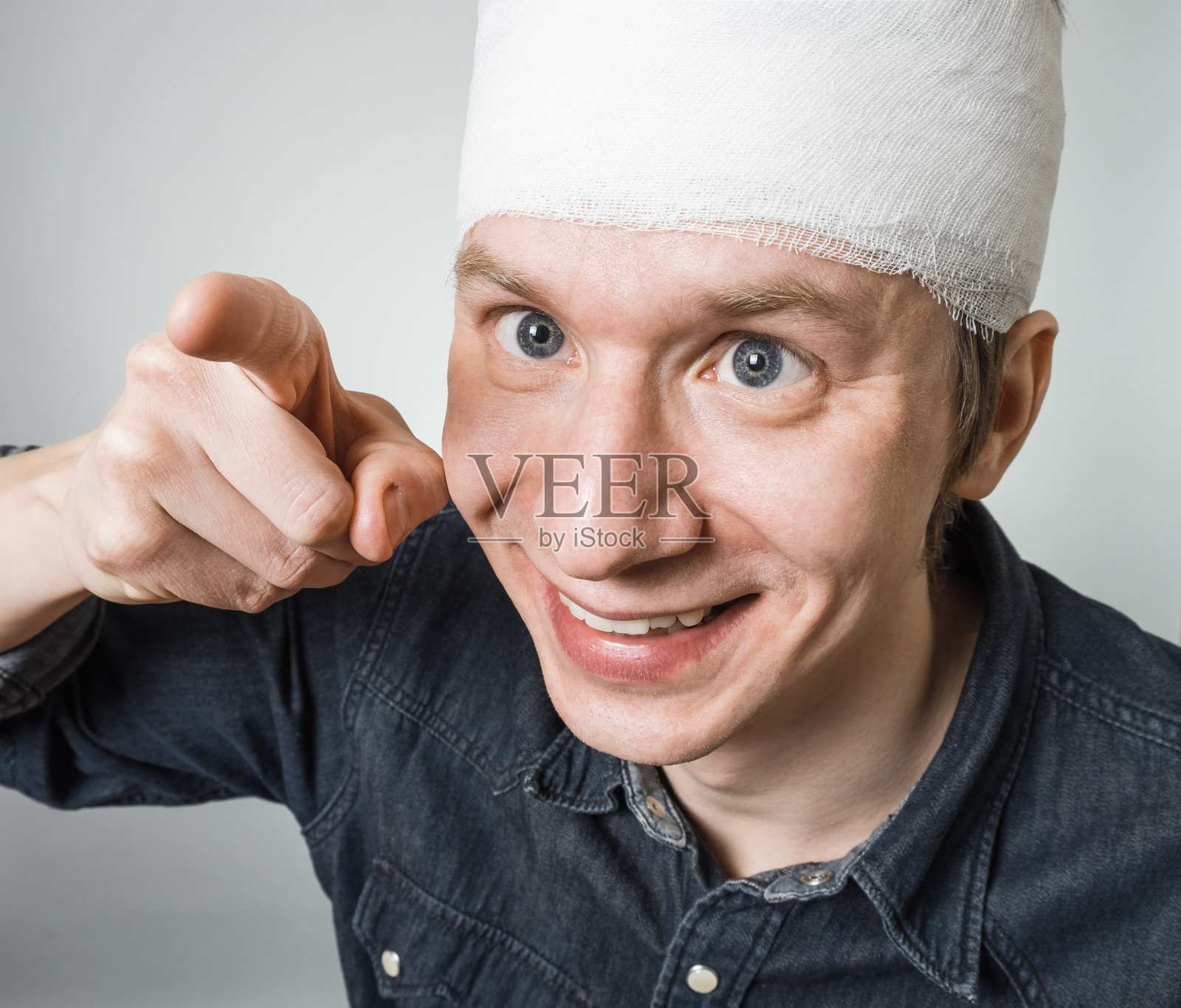 绷带的男人照片摄影图片