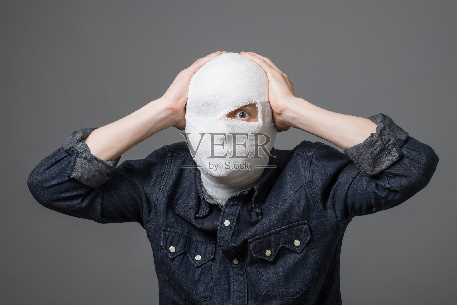 绷带的男人照片摄影图片