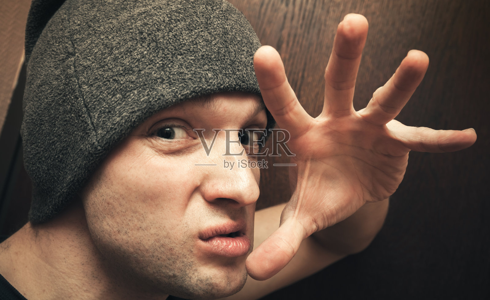 年轻好斗的白种人手势照片摄影图片