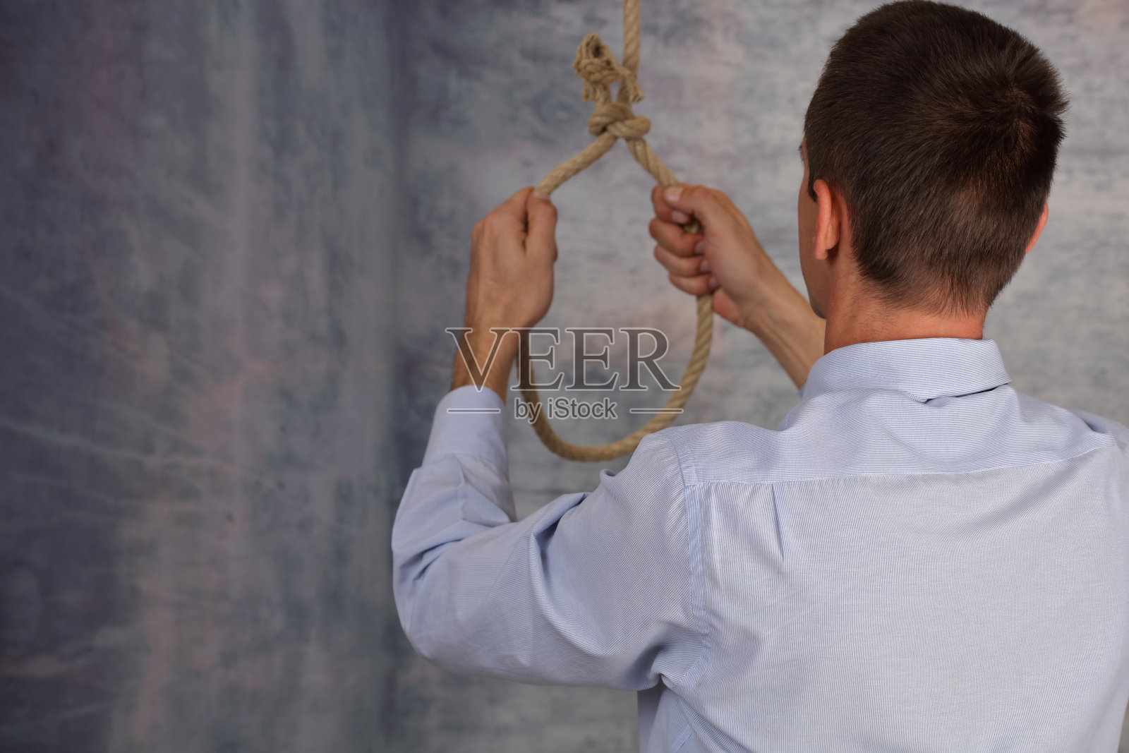 最后。商人对无法解决的问题抱着一根绳子。照片摄影图片