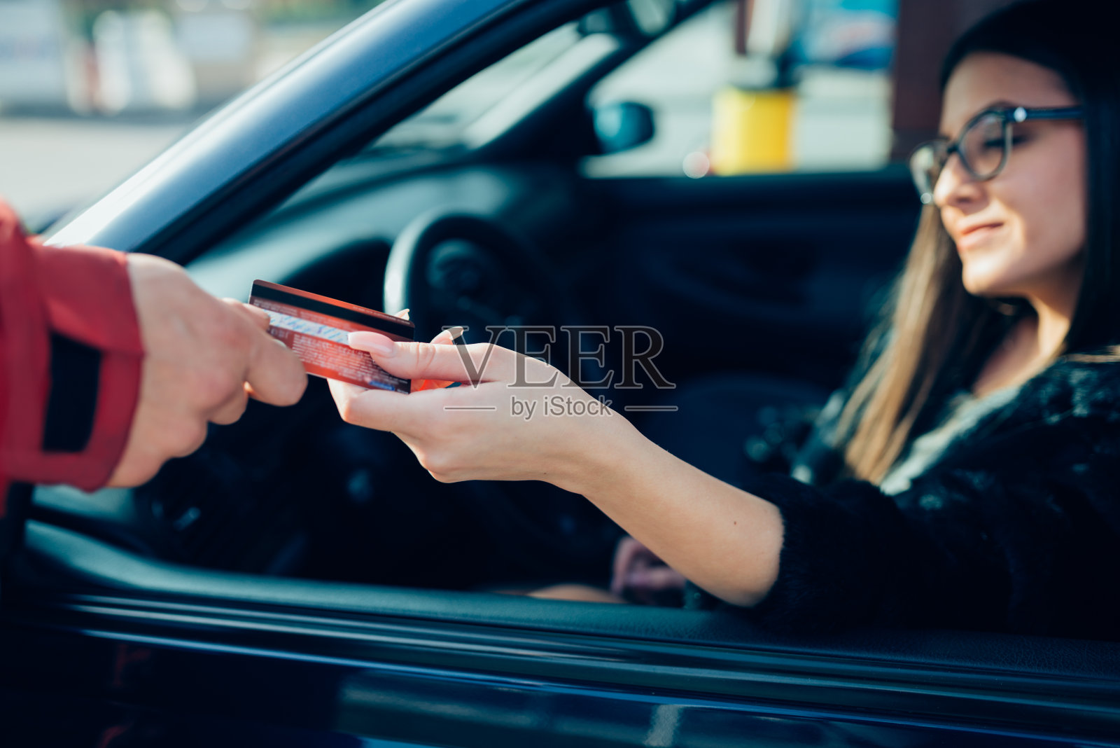 漂亮的女人在加油照片摄影图片