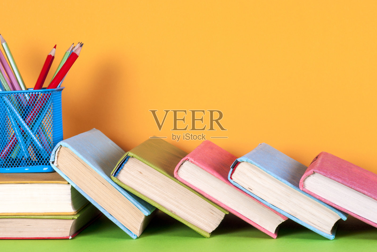 打开书，精装书上鲜艳多彩的背景。照片摄影图片