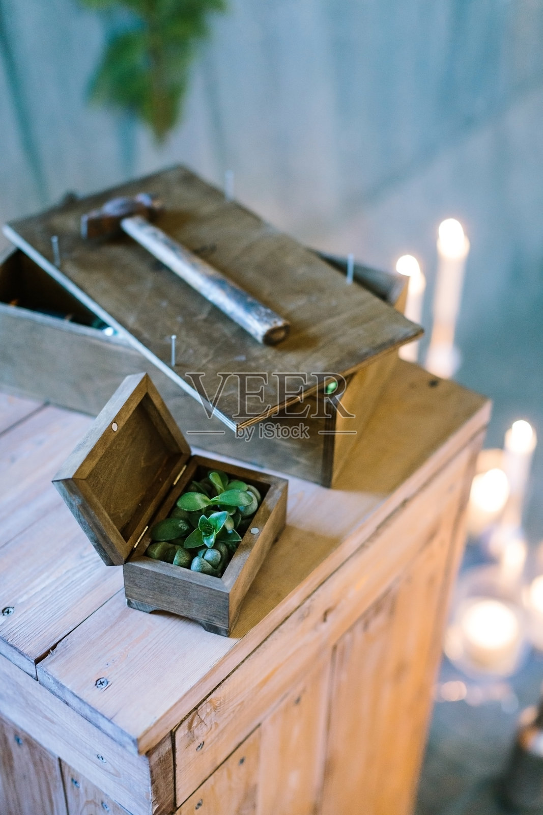 工艺美术，创造，种植理念。主人的工作地点，有大小不一的木盒，锤子和许多模糊的灯光背景照片摄影图片