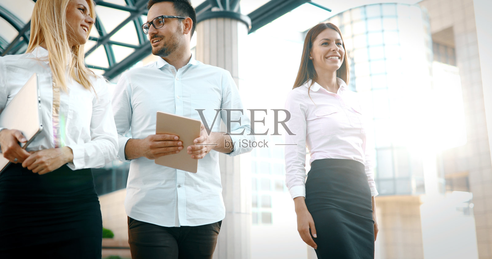 业务同事讨论新想法照片摄影图片