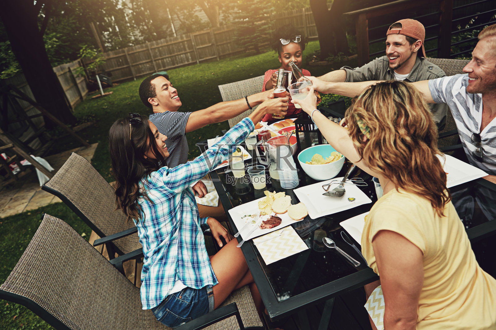 为一个很棒的烧烤干杯照片摄影图片