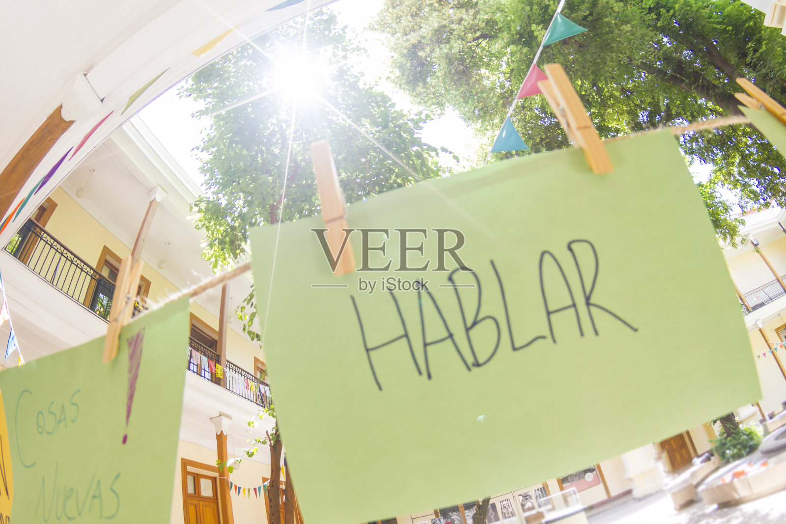 晒衣绳上的西班牙多样性信息照片摄影图片