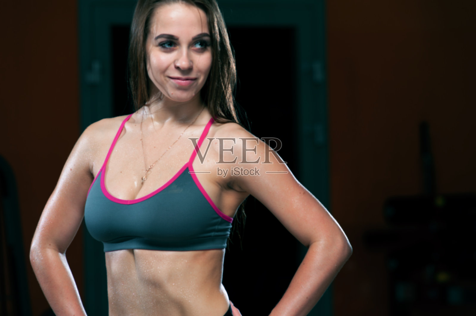 美丽的运动躯干的年轻女子在健身房照片摄影图片