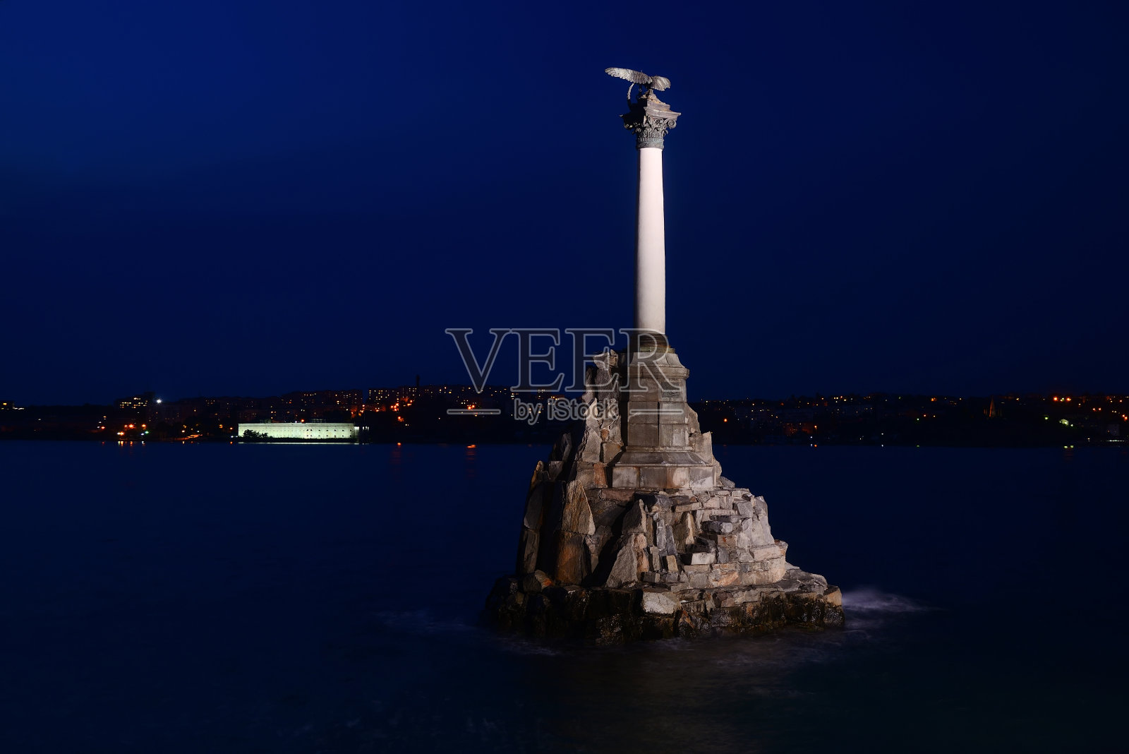 晚上的沉船纪念碑照片摄影图片