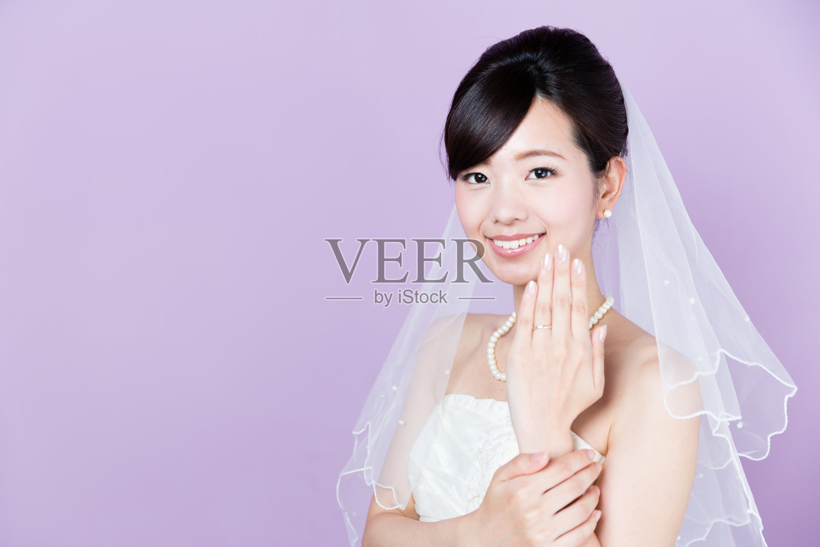 亚洲女人的肖像婚礼图像上的紫色背景照片摄影图片