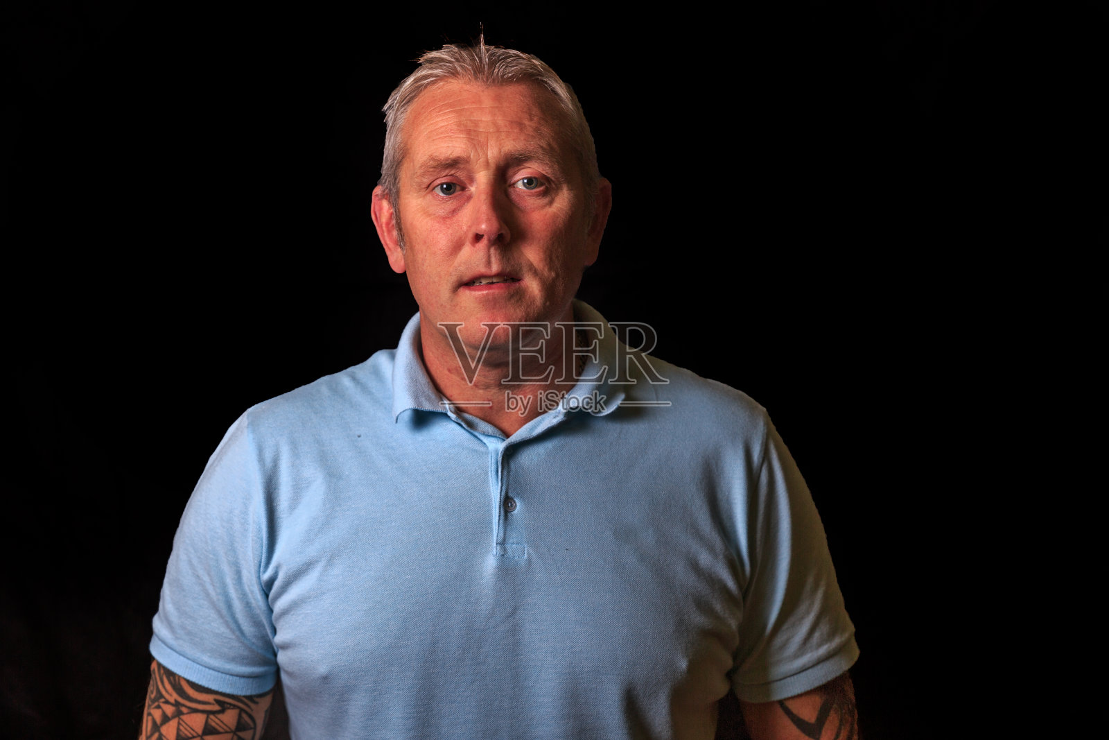 成熟的金发男子肖像照片摄影图片