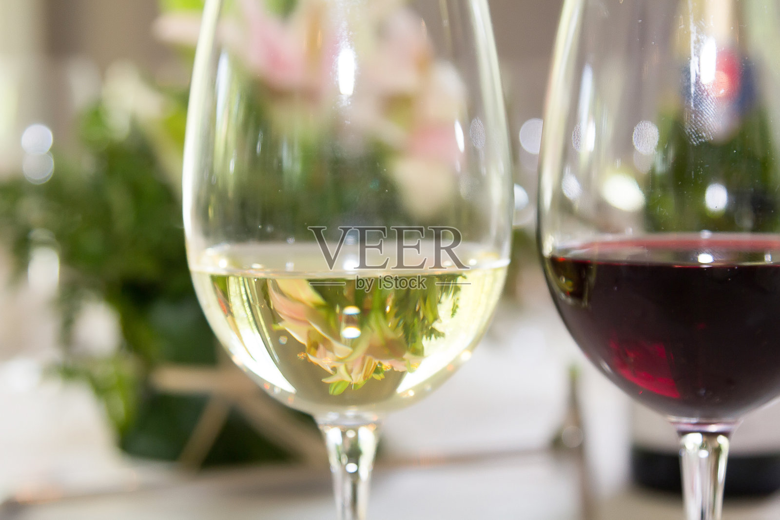 用水晶玻璃杯盛红酒和白葡萄酒照片摄影图片