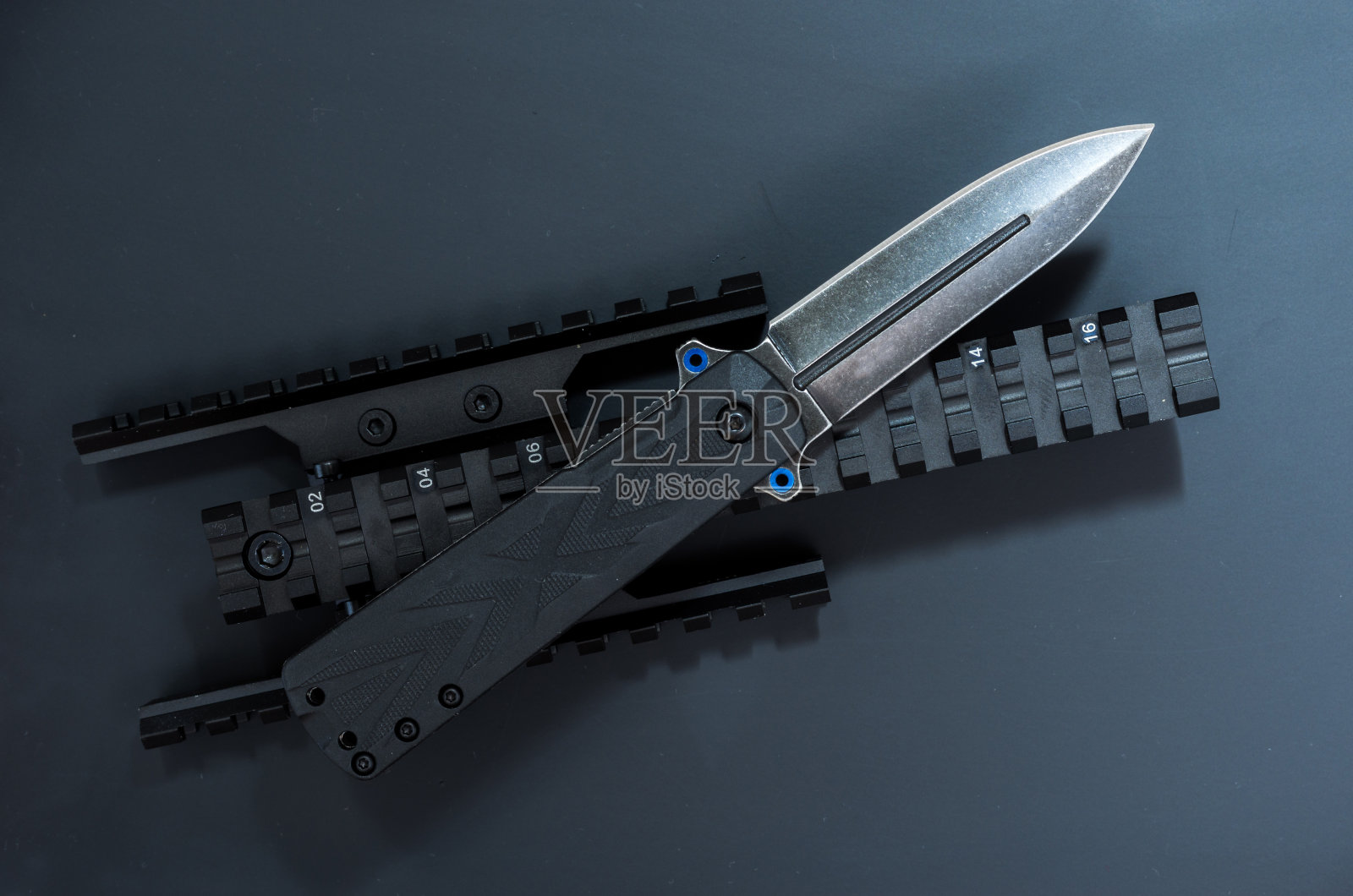 黑色的刀和黑色的配件。黑色背景。照片摄影图片