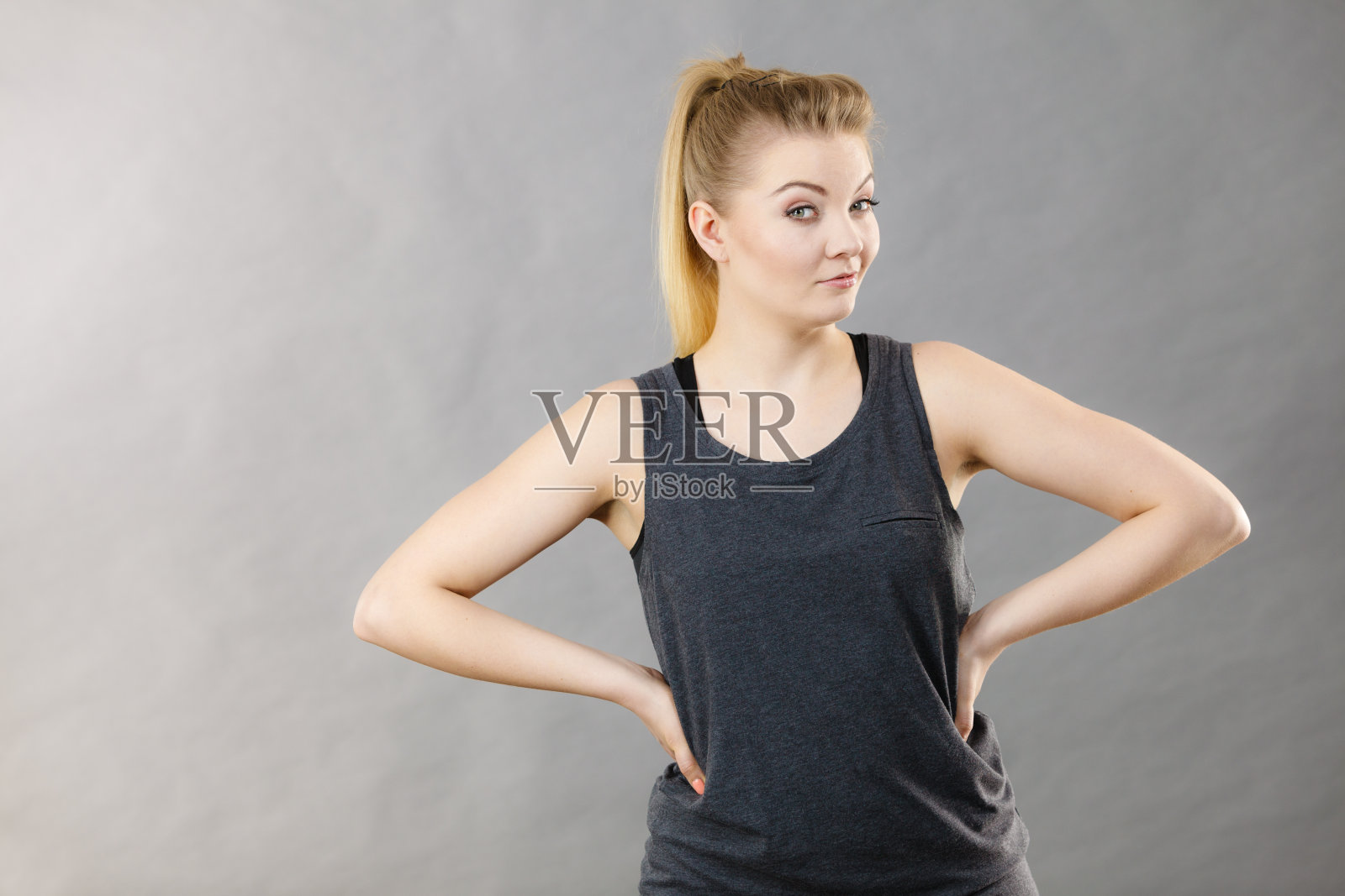 快乐的女人穿着黑色背心照片摄影图片