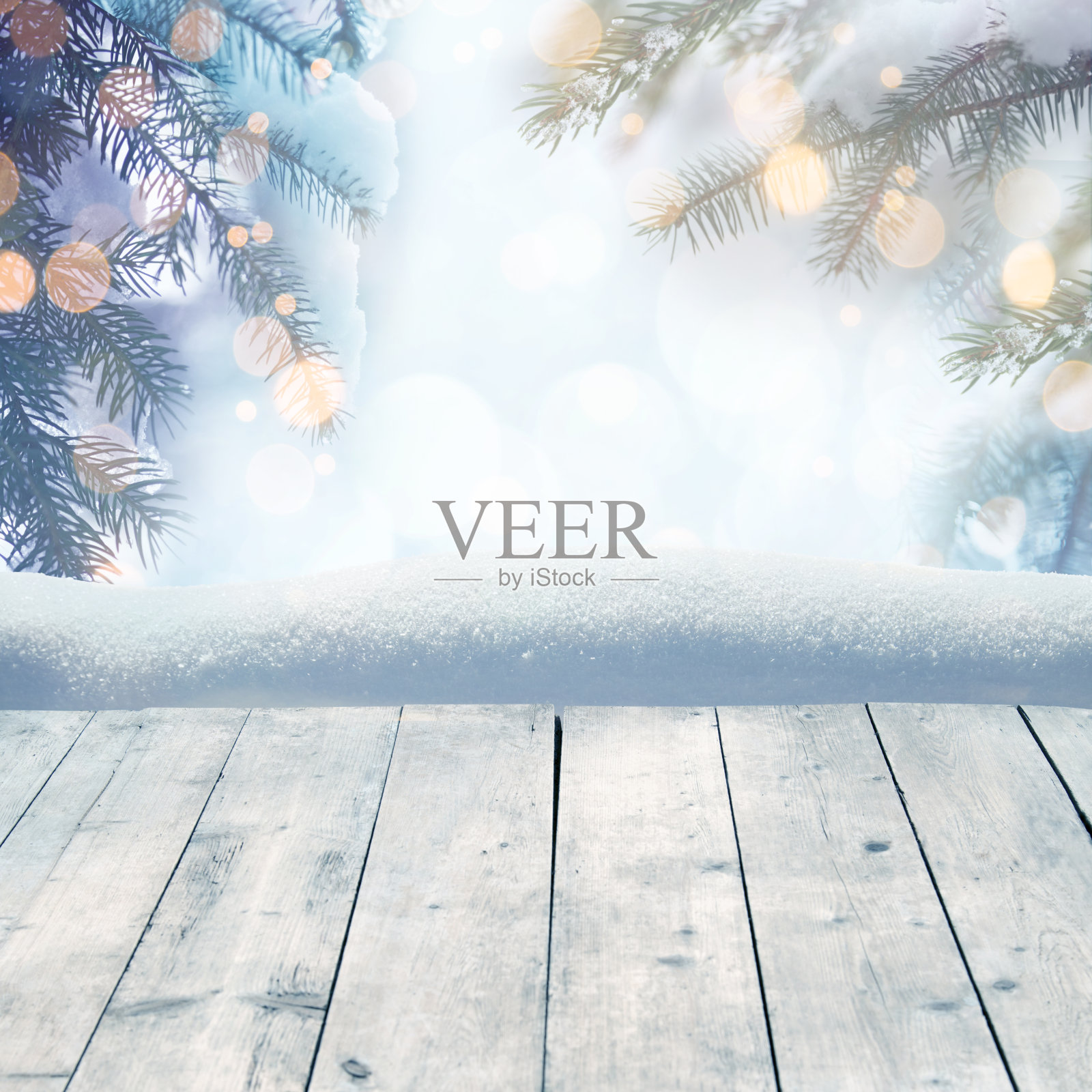 冬天的背景与白雪覆盖的松树后面空荡荡的木板照片摄影图片