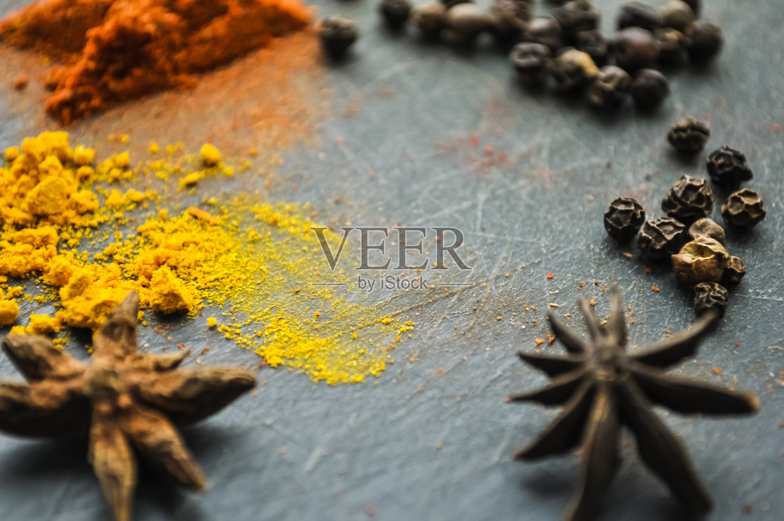 家里的桌子上散落着东方调味品。姜黄和体育照片摄影图片