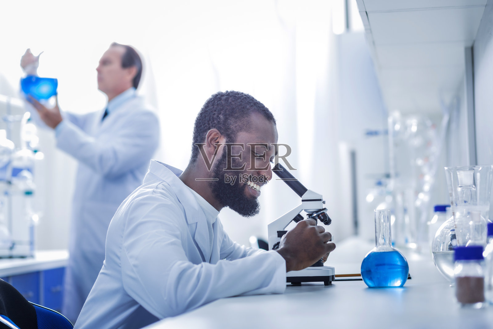 快乐聪明的科学家工作照片摄影图片