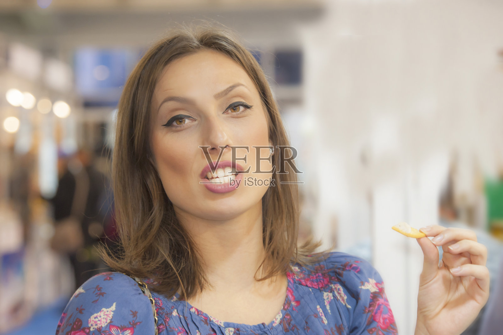 年轻女子微笑着照片摄影图片