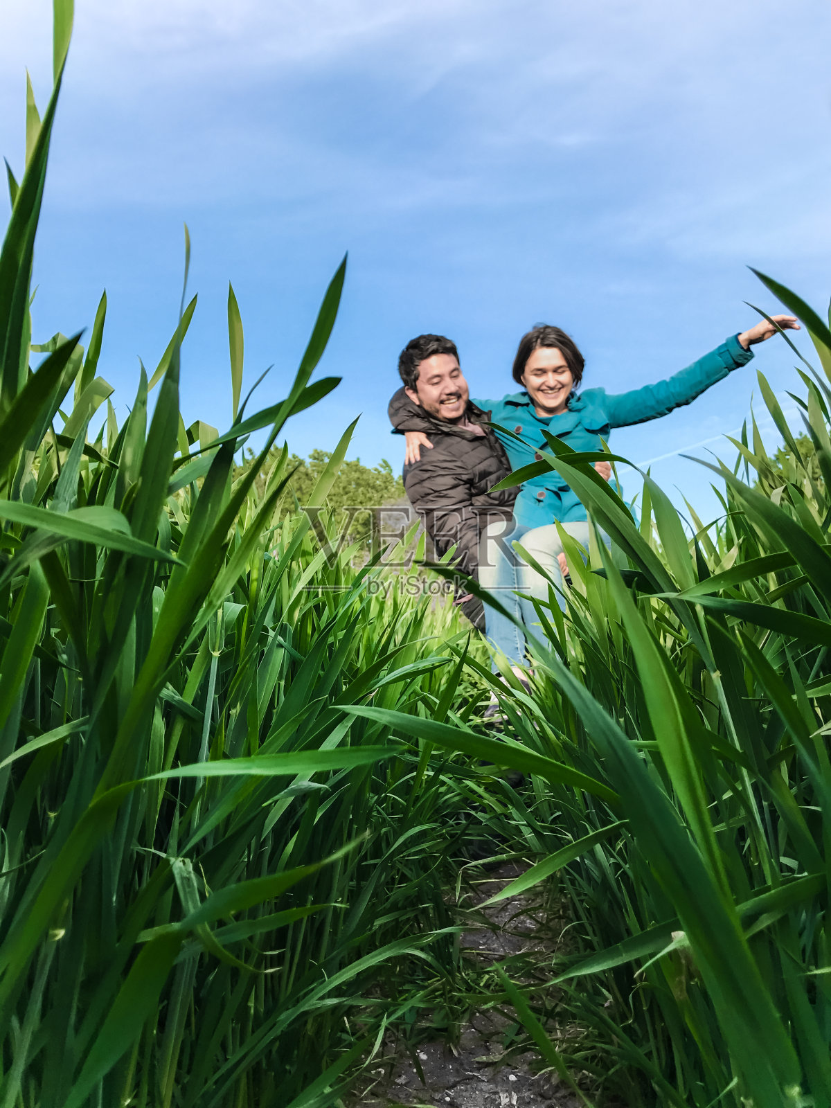 年轻夫妇享受大自然的生活照片摄影图片