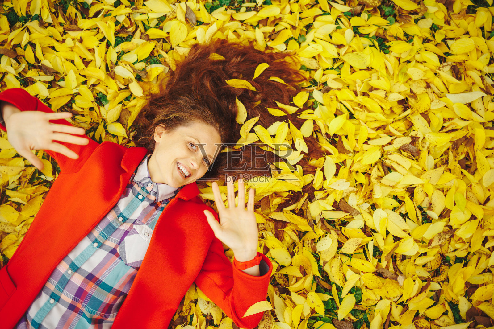 年轻美丽的女士围绕着秋叶照片摄影图片