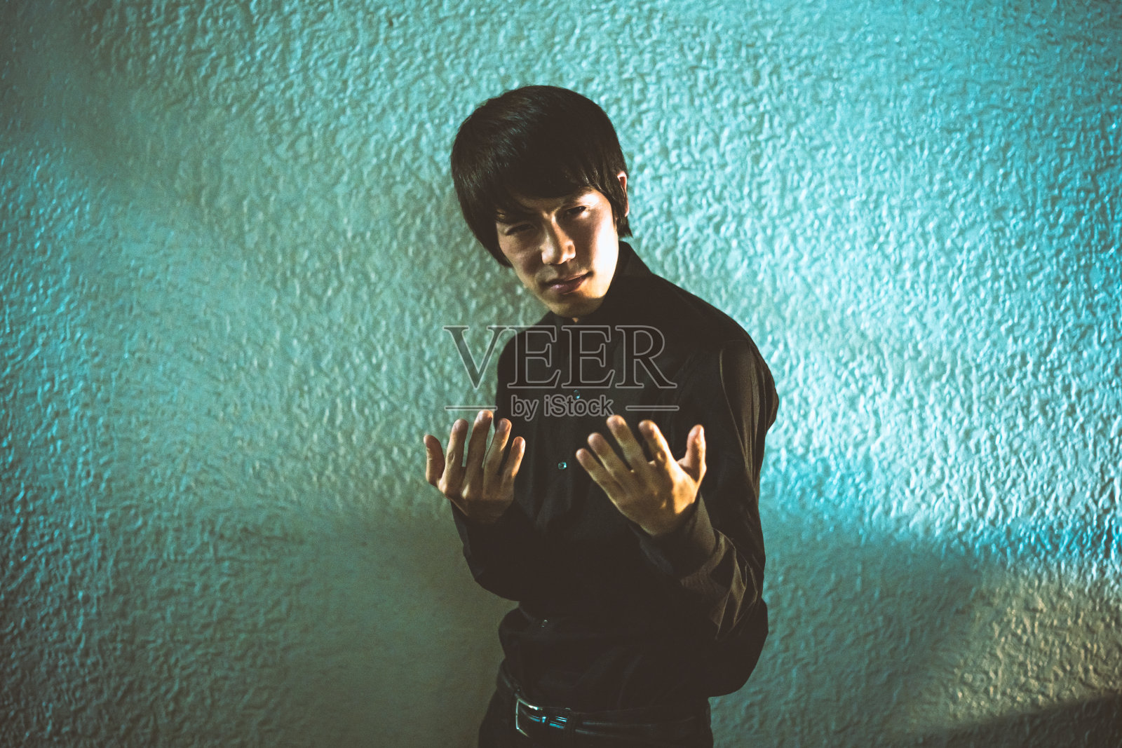 男人挑起照片摄影图片