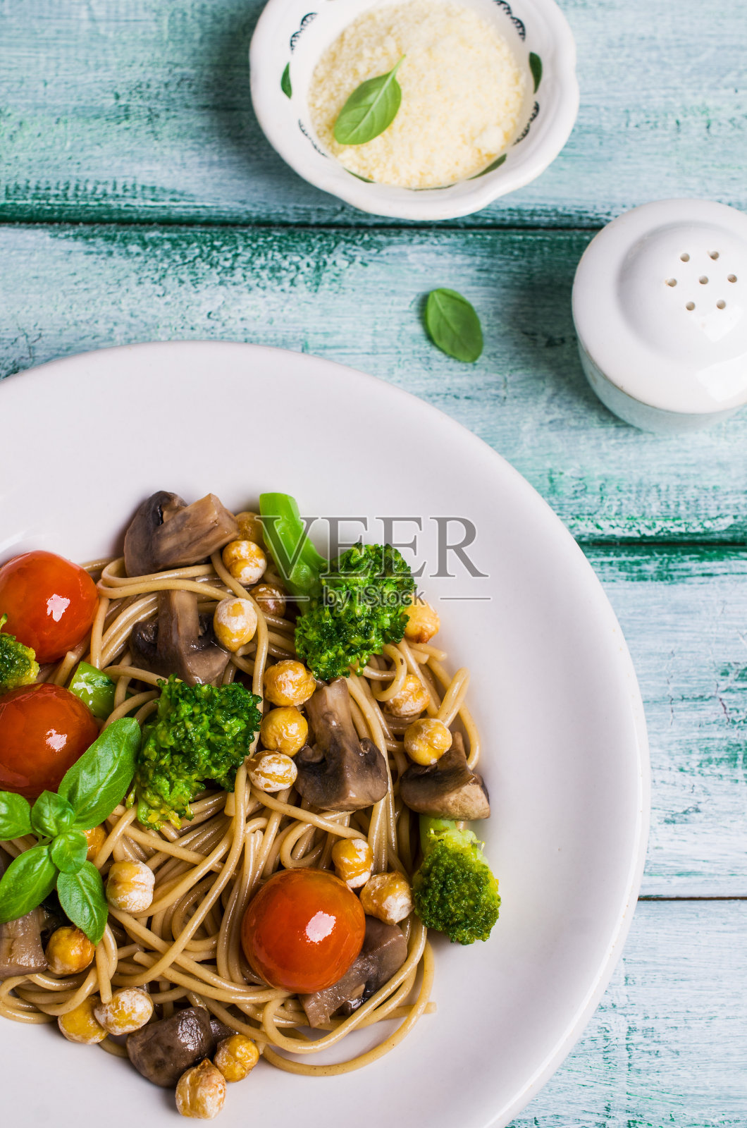 深色蔬菜意大利面照片摄影图片