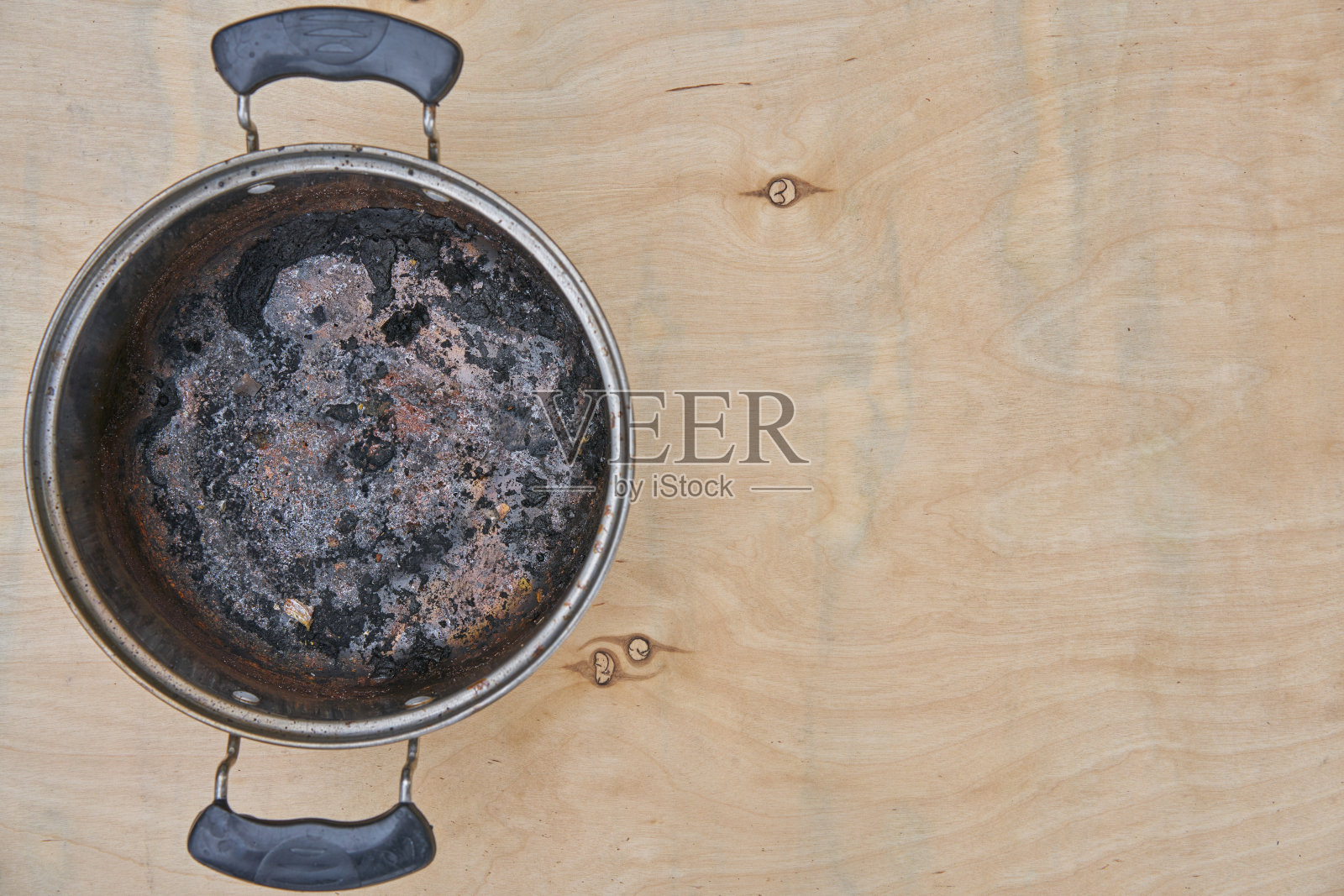 木头桌子的背景上燃烧的锅。照片摄影图片