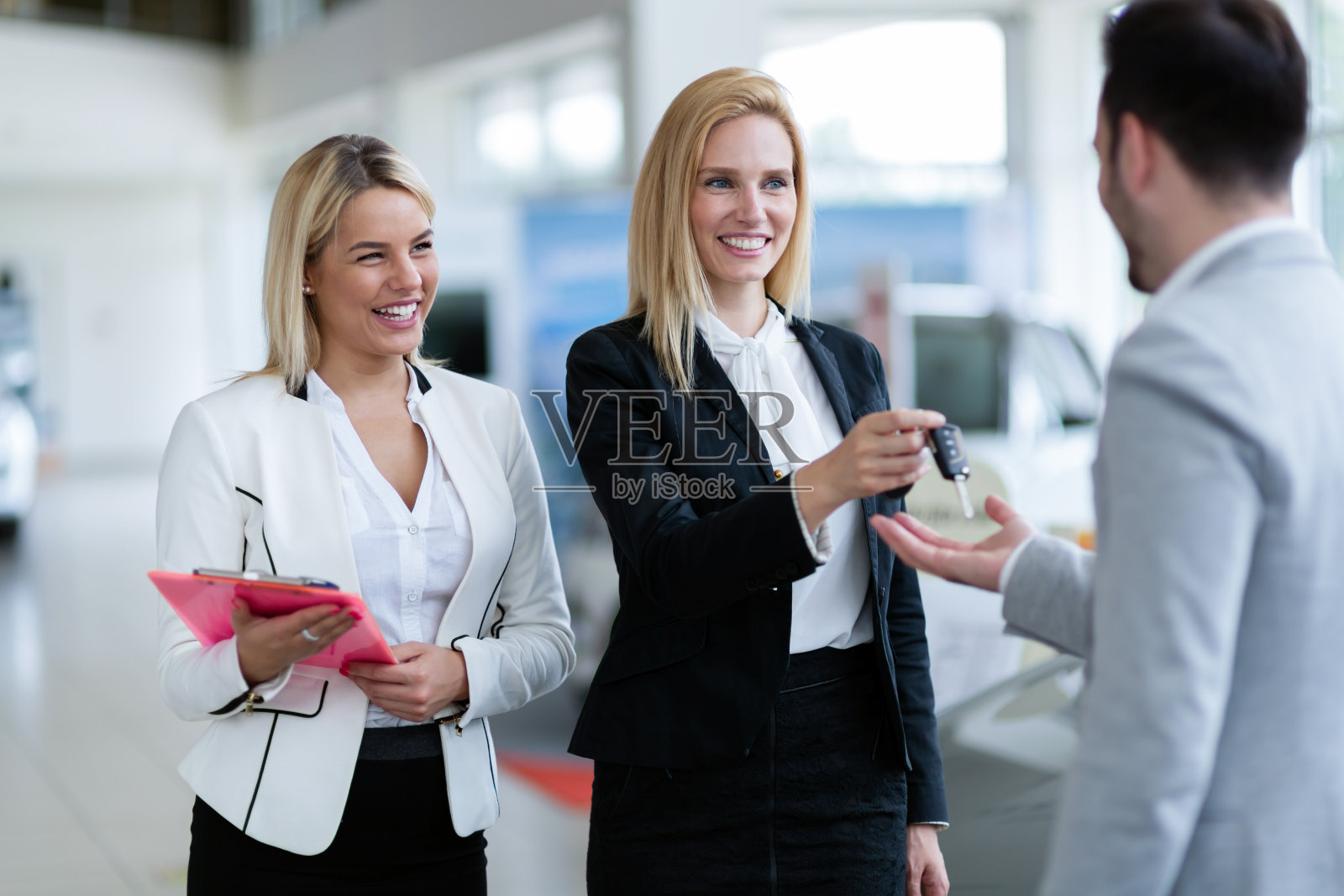 专业销售人员在经销商向买家销售汽车照片摄影图片