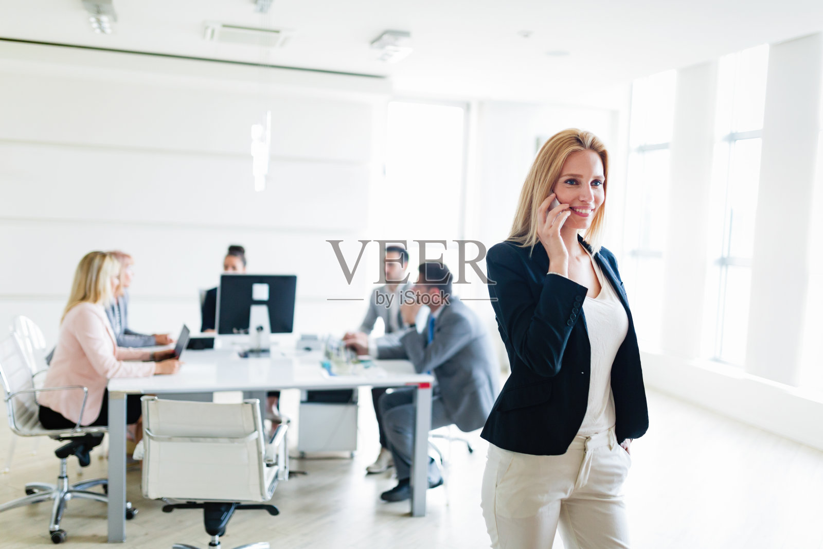 办公室里有吸引力的销售代理的肖像照片摄影图片