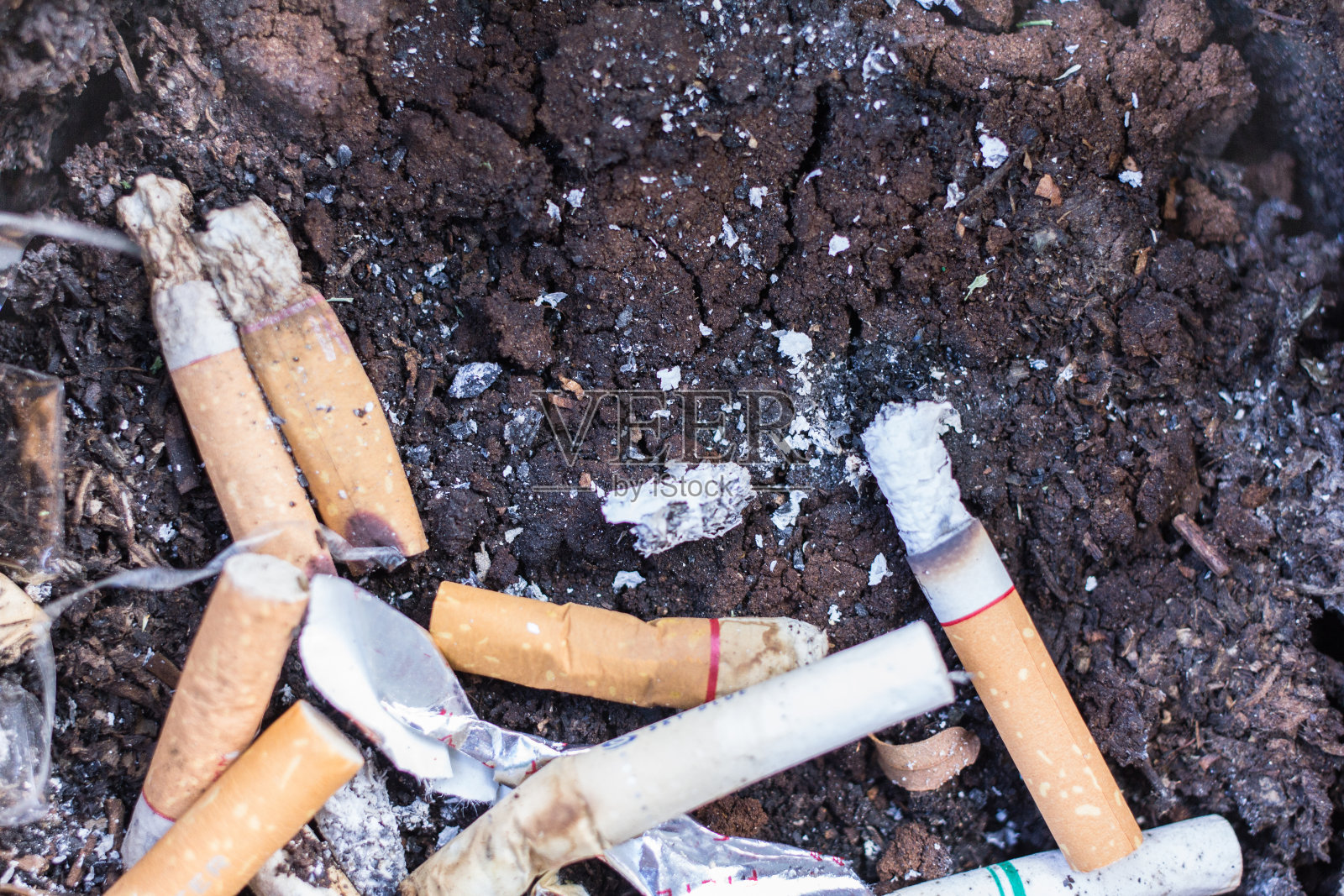 地上的背景是香烟照片摄影图片