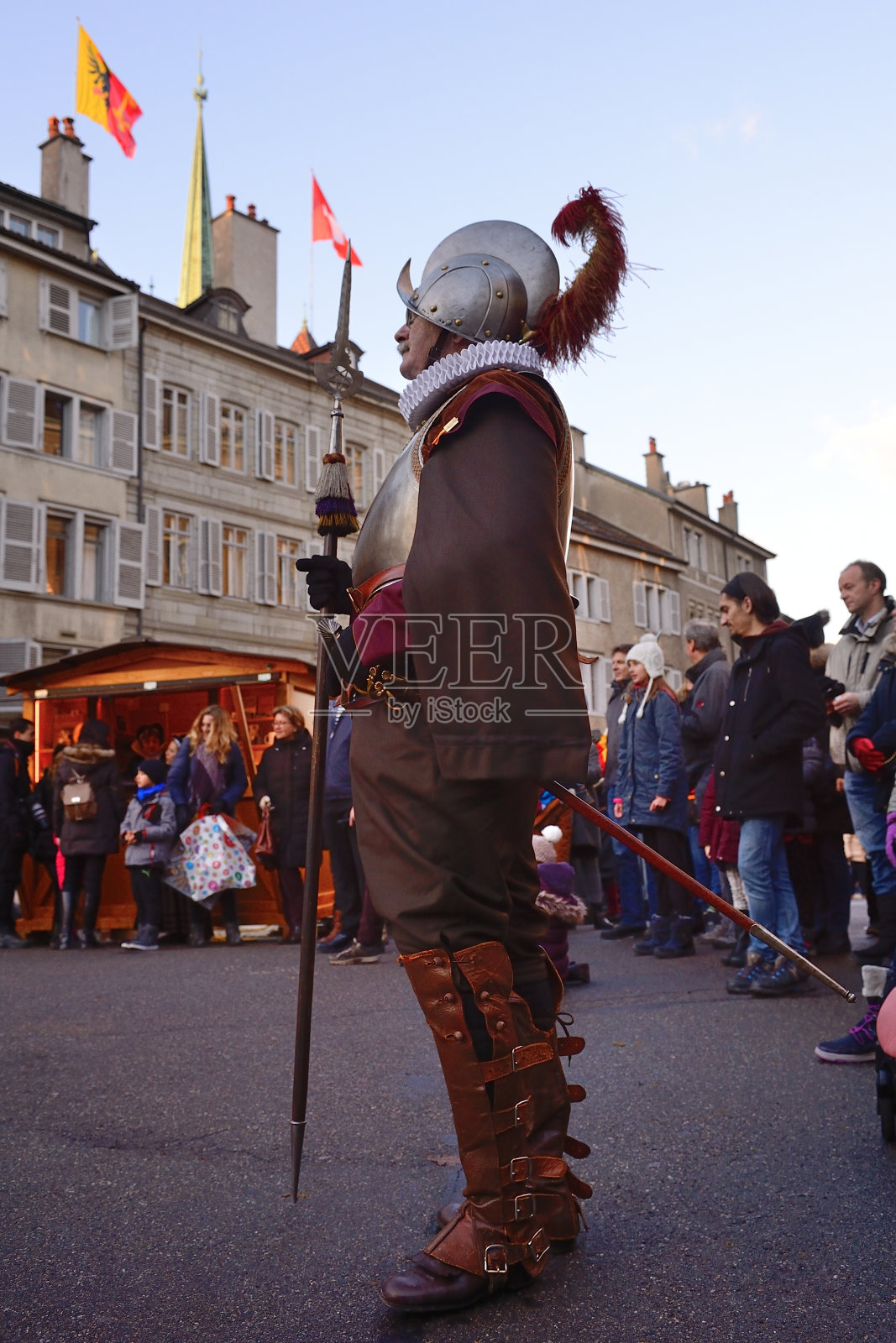 日内瓦城节日-站立的中世纪战士照片摄影图片