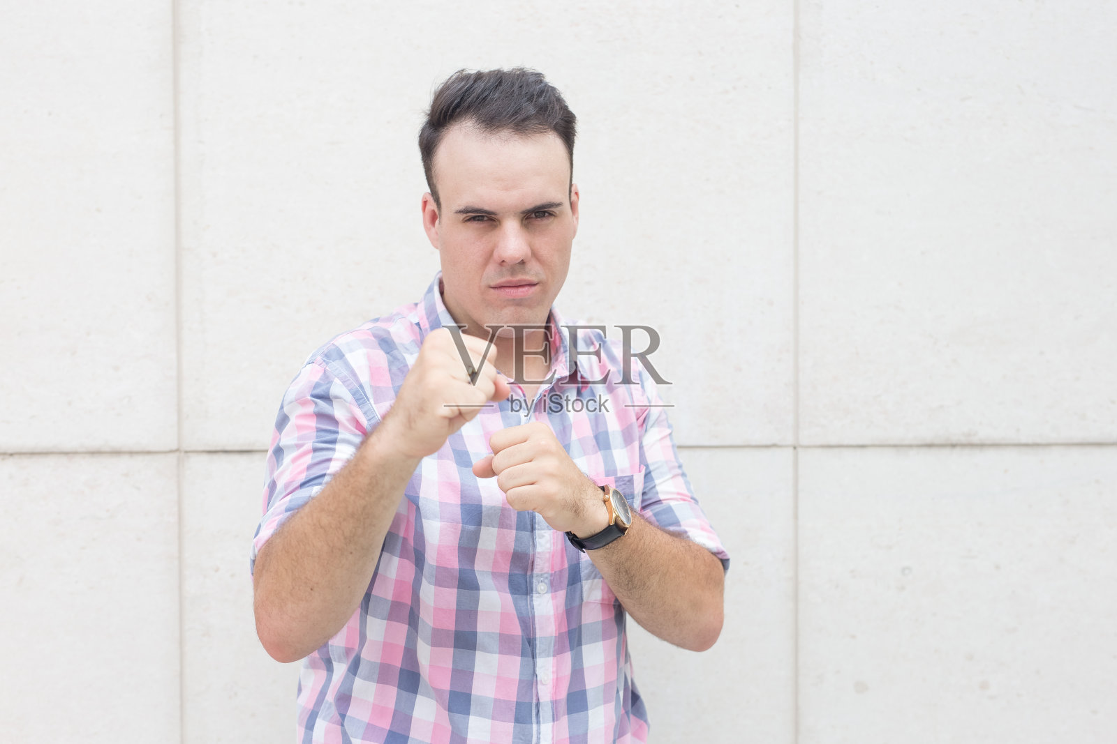 愤怒的男子站在拳击姿势的肖像照片摄影图片