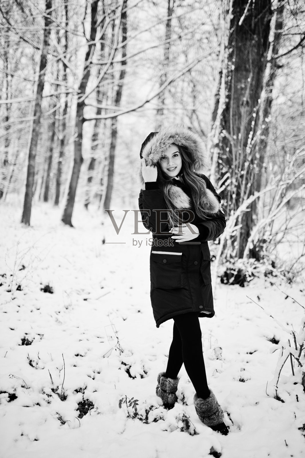 美丽的黑发女孩在冬天暖和的衣服。照片摄影图片