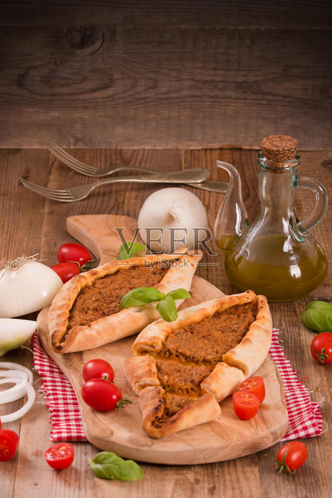 土耳其披萨配肉和洋葱。照片摄影图片