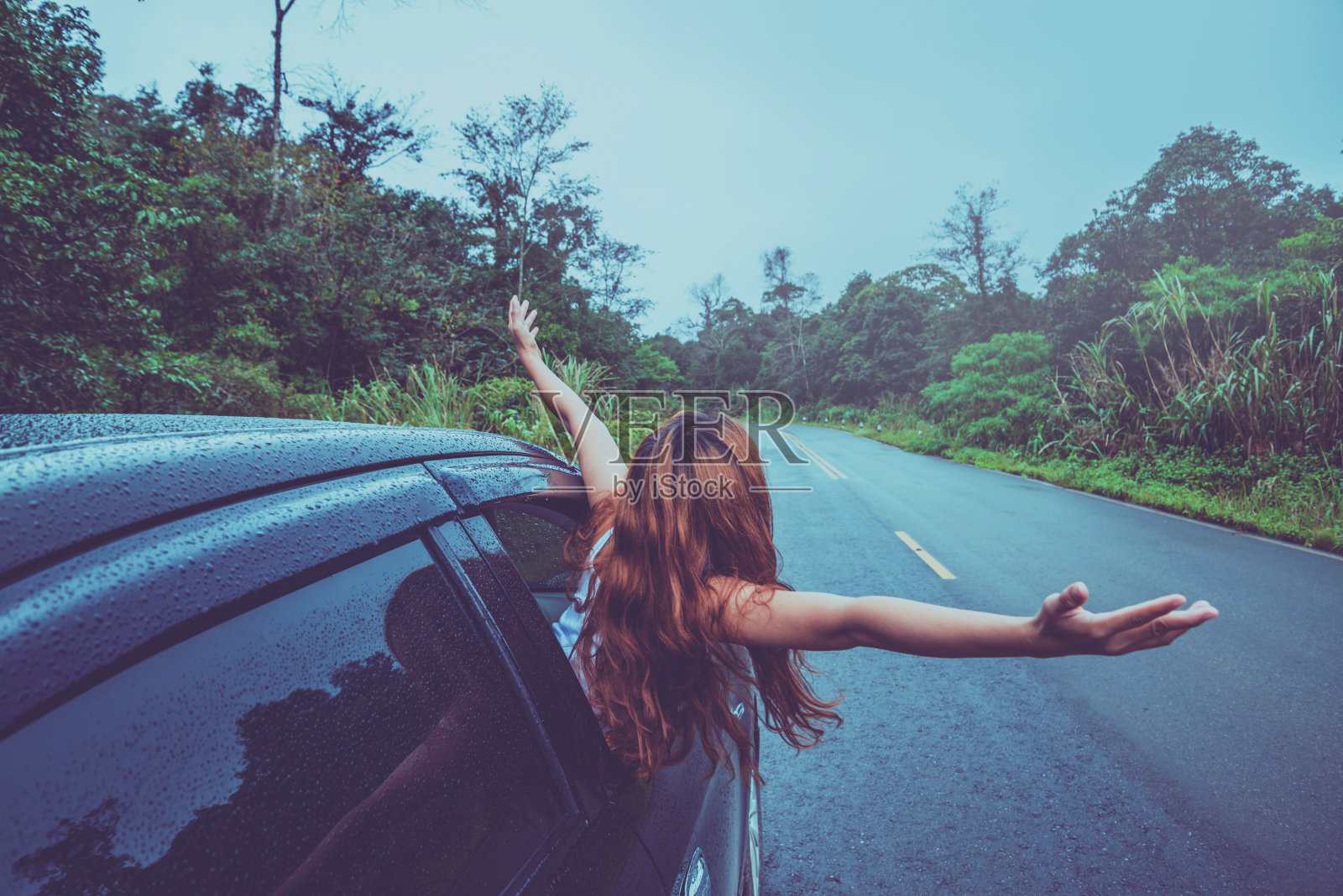 在乡间森林享受自驾游的亚洲女性照片摄影图片