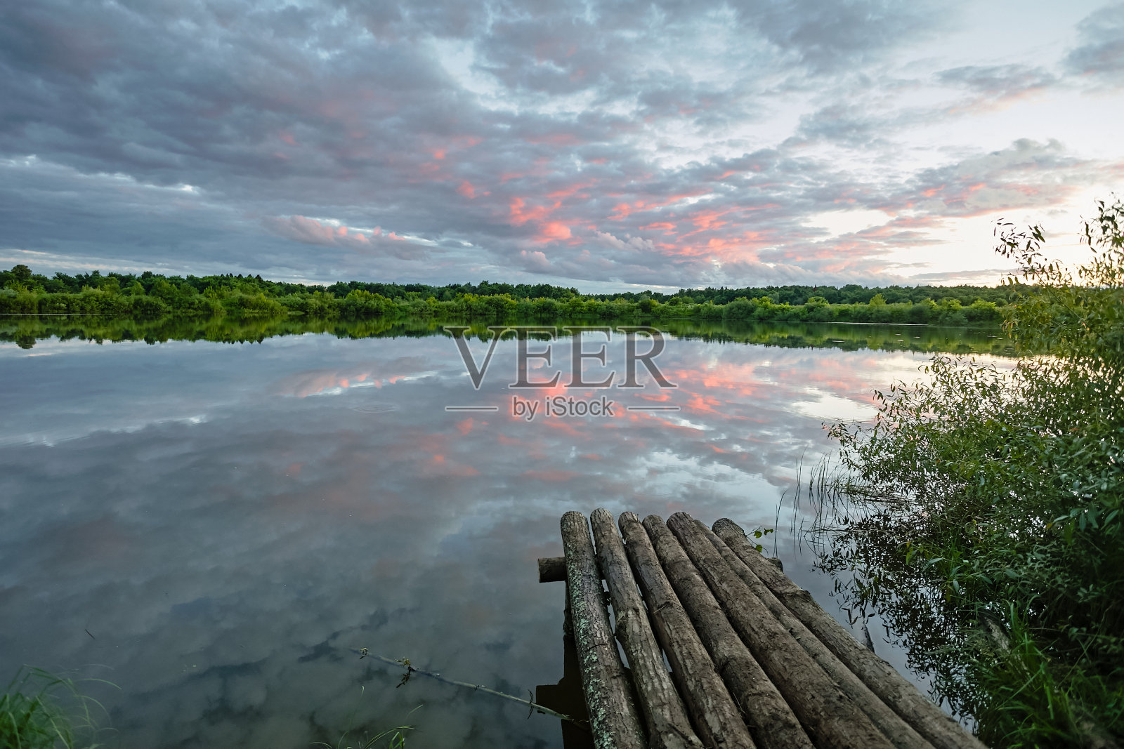 日落湖上的木桥。从岸上看，蓝色调图像照片摄影图片