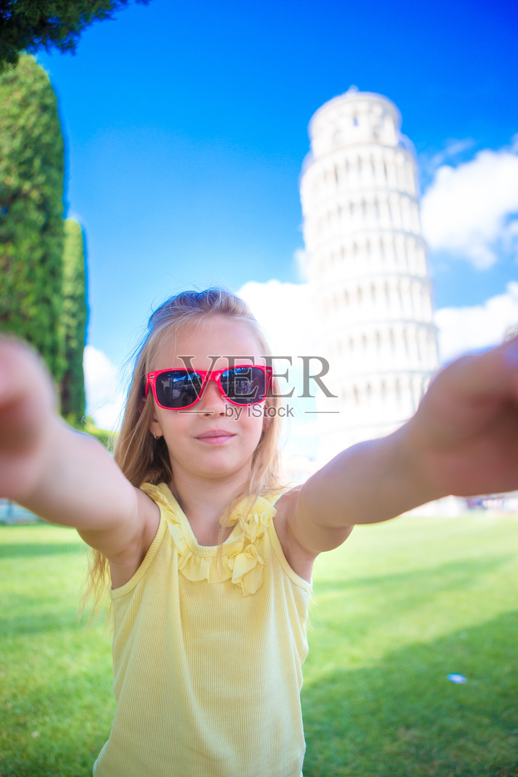 小女孩在意大利比萨斜塔自拍背景照片摄影图片