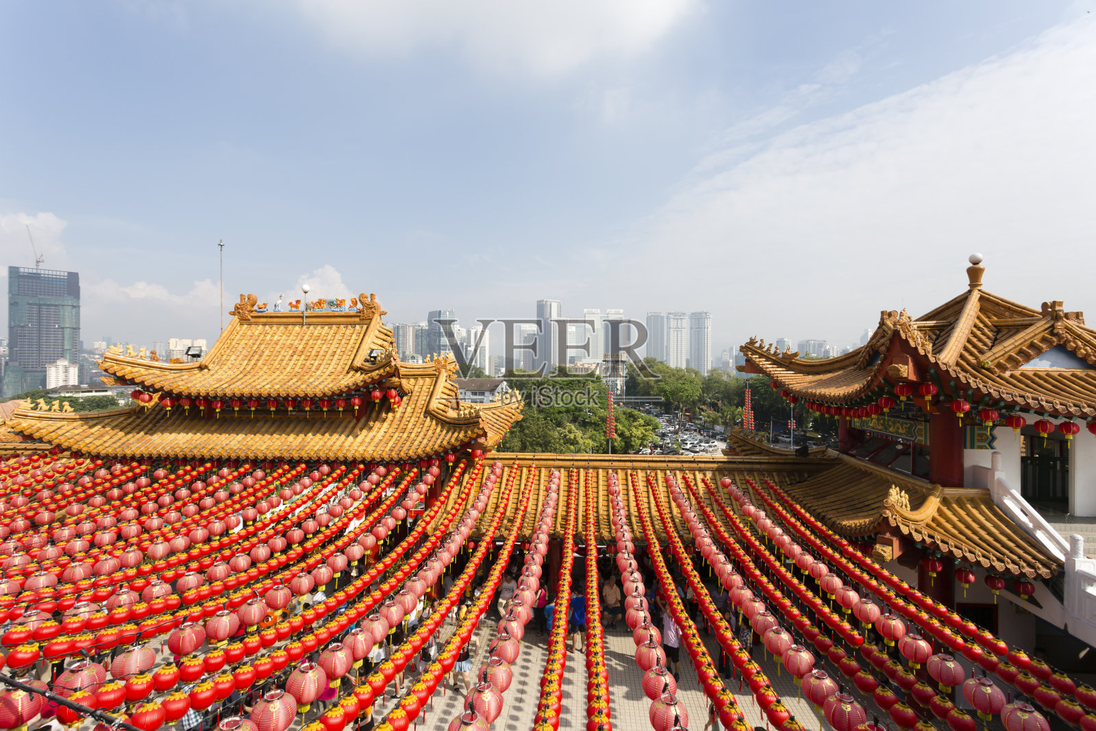 中国农历新年庆祝活动之前更换灯笼内照片摄影图片