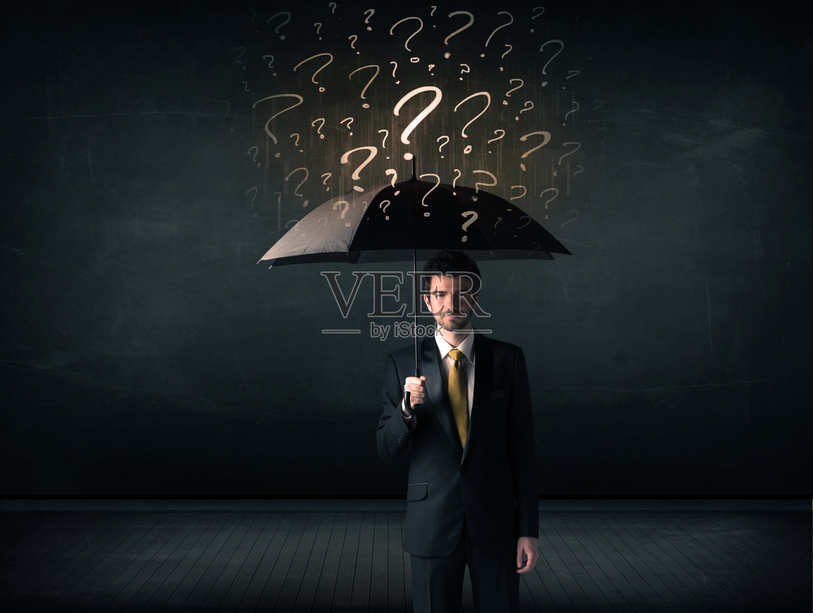 商人带着伞，画着很多问号照片摄影图片