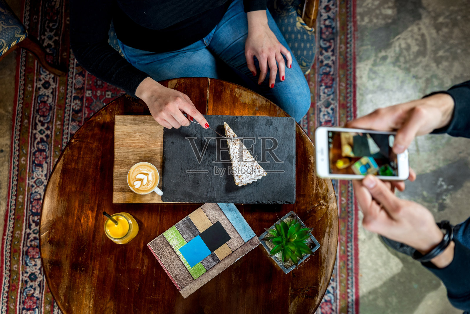 女孩在一家咖啡馆喝咖啡，吃了一块蛋糕照片摄影图片