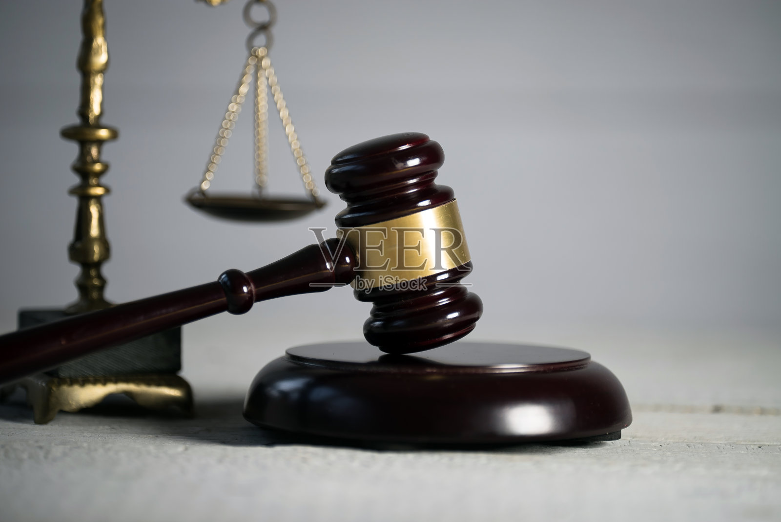 法律与公正概念：法官木槌，灰色背景，排版位置，法庭主题照片摄影图片