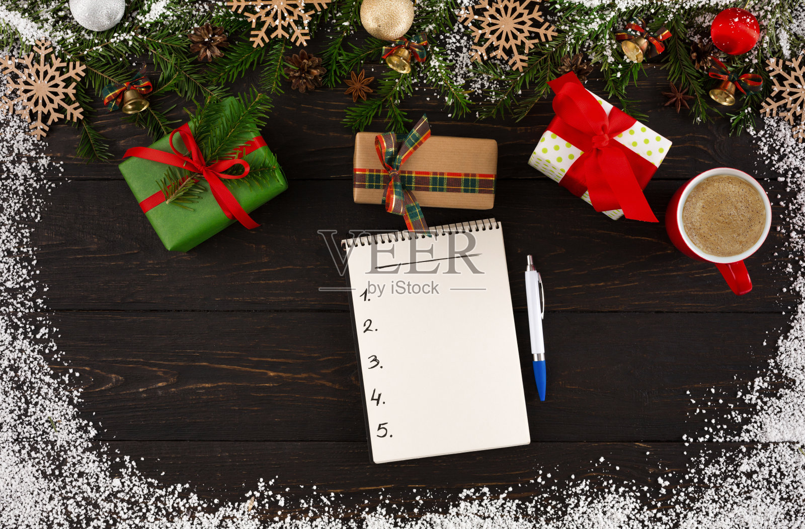 木制桌子的背景上放着一份圣诞愿望单照片摄影图片